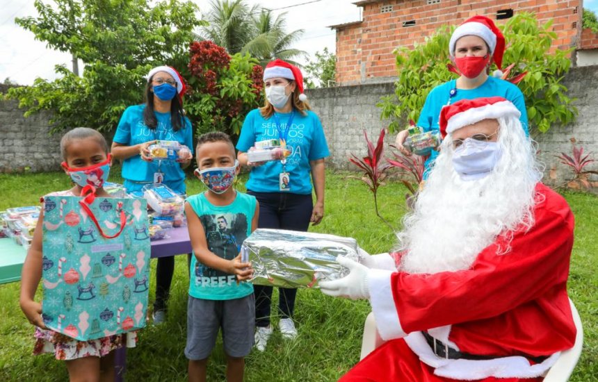 [Papai Noel distribui presentes para crianças de comunidade em Dias d'Ávila em ação da Braskem]