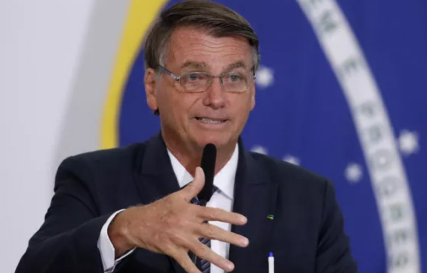 [Bolsonaro critica política de preços da Petrobras e diz que mudança pode quebrar o Brasil]