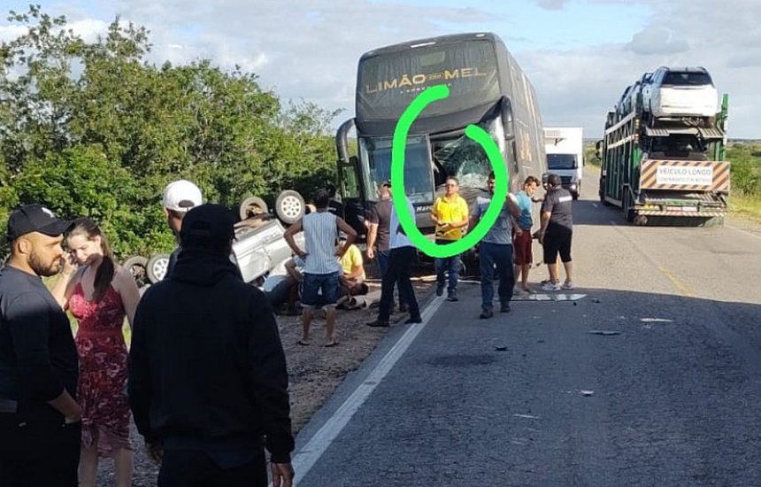 [Acidente entre dois carros e o ônibus da banda Limão com Mel deixa feridos na Bahia]